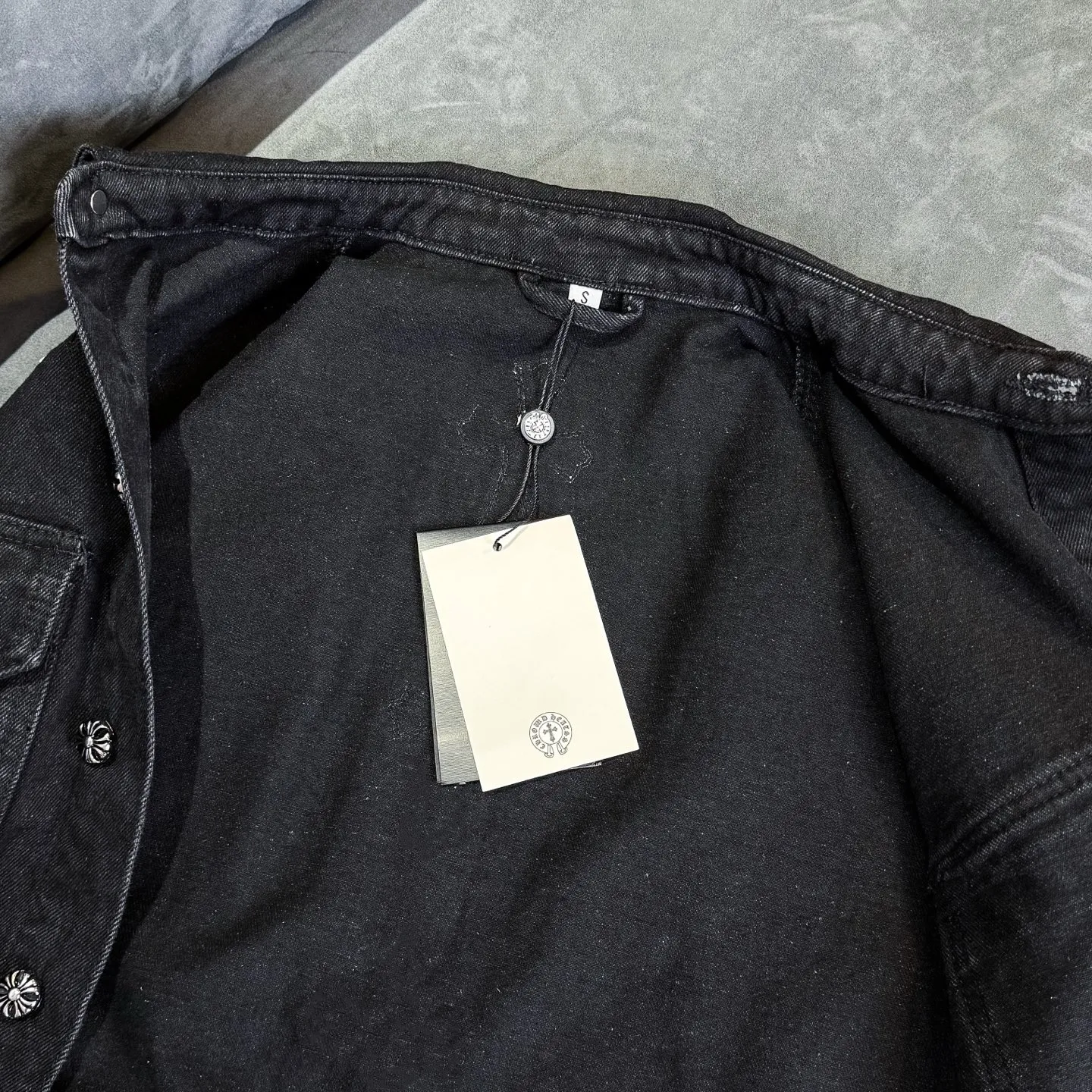 P260 (Correct version, top replica) CH Chromehearts 23ss denim cross-leather black and white jacket denim jacket. A super versatile denim jacket that is breathable, comfortable and elegant! The entire garment is made of super heavy-duty workmanship and is made of denim denim fabric imported from Japan. After the finished product is washed, the loss rate is extremely high! The whole body is made with old craftsmanship and the upper body is stylish! The body has multiple crosses and leather logos sewn on it! Because of the old craftsmanship, everything from gold five to three marks has been re-made with new molds, 100% restored to the original craftsmanship! All the leather characters are laser-aligned. The leather difference is definitely not the same as that of the super-fiber leather on the market. This year’s new sheep leather is used. The finished embroidery guarantees the quality of the entire product❗ It took nearly two months of back-and-forth production to get a satisfactory effect. The various cutting designs really took a lot of effort to achieve a satisfactory experience! The same style for men and women, great for couples!   Color: black with white label Size: S M L
